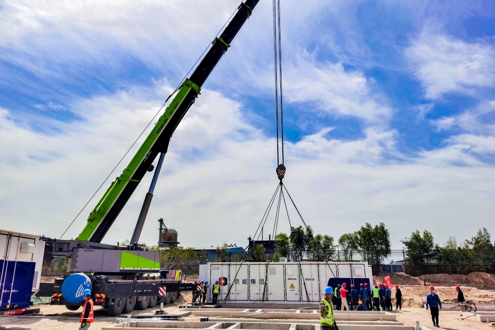 京能集团在建最大储能项目首台储能电池舱吊装圆满“落地” - 南京博纳威电子科技有限公司