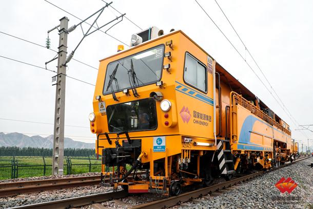 朔黄铁路首次大机精准化捣固提升线路质量-1